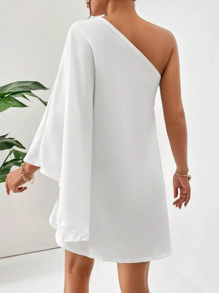 One shoulder batwing sleeve dress in white